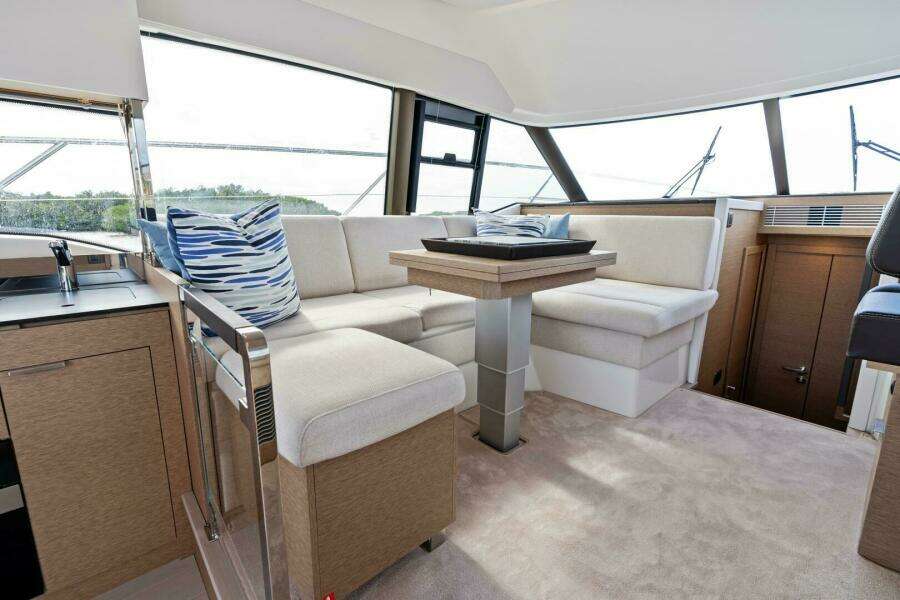 2024 42 Prestige Flybridge - Dinette