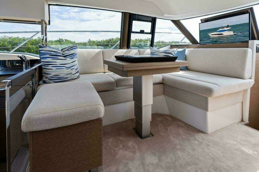 2024 42 Prestige Flybridge - Dinette