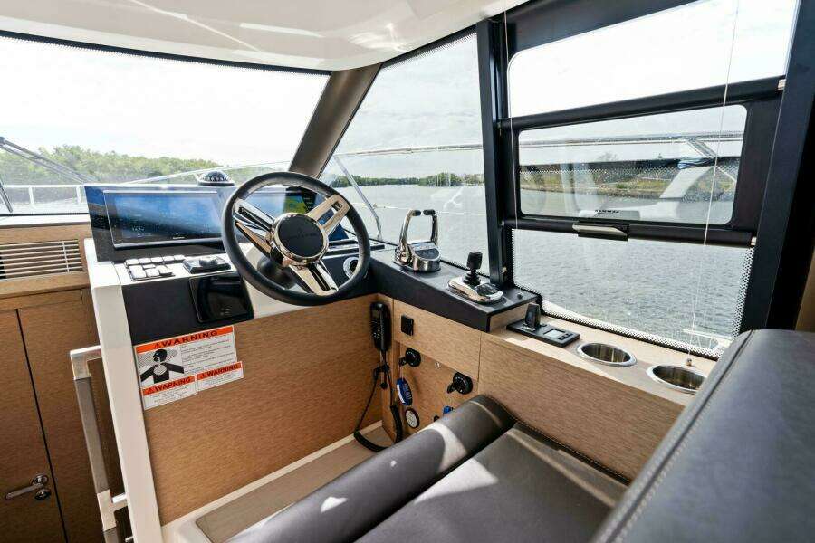 2024 42 Prestige Flybridge - Helm/Electronics