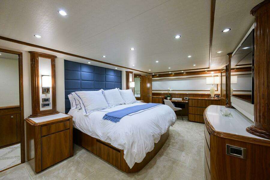Viking  92 SPECULATOR - Master Stateroom