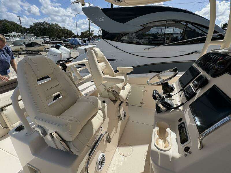 31ft Grady White Yacht For Sale