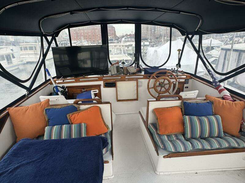 44' Marine Trader Flybridge Fwd