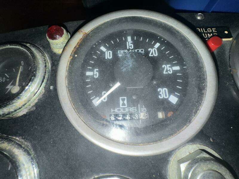 44' Marine Trader Salon Helm - Starboard Engine