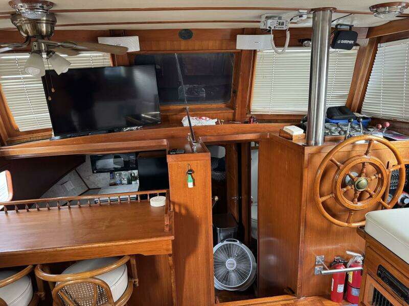 44' Marine Trader Counter / Salon Helm