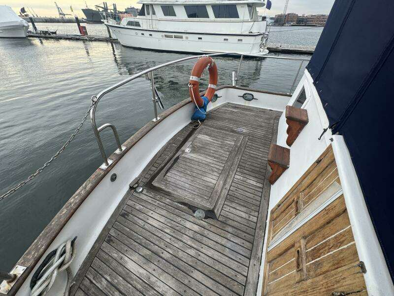 44'Marine Trader Aft Deck 