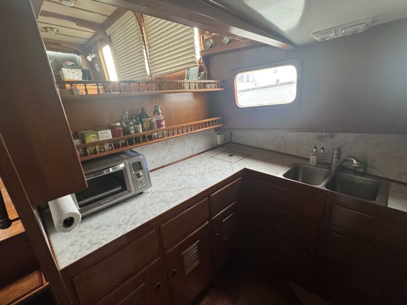 44' 1981 Marine Trader Double Cabin
