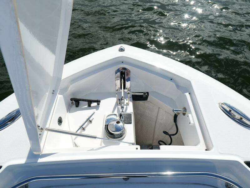 Blackfin 332 CC - Anchor Locker