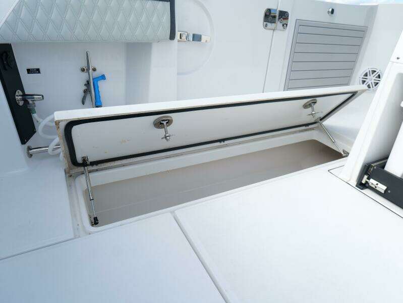 Blackfin 332 CC - Cockpit Storage