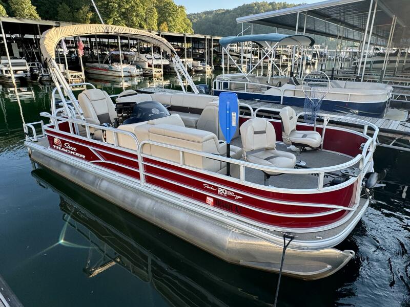 21' 2019 Sun Tracker Fishin' Barge 20DLX