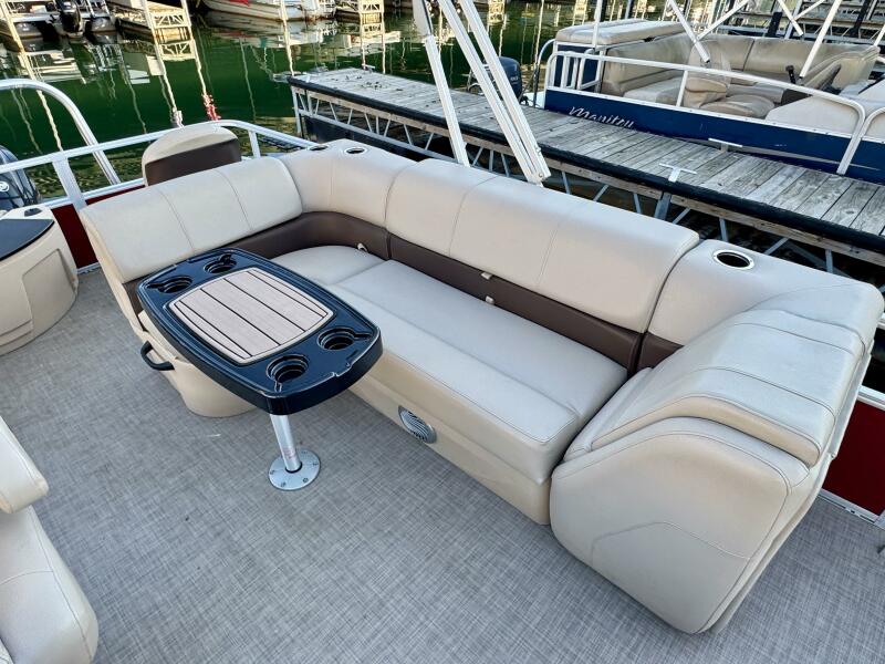 21' 2019 Sun Tracker Fishin' Barge 20DLX