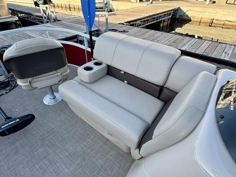 21' 2019 Sun Tracker Fishin' Barge 20DLX