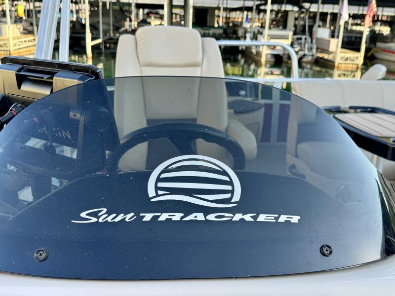 21' 2019 Sun Tracker Fishin' Barge 20DLX