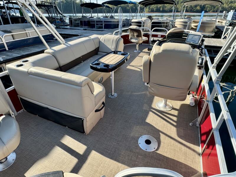 21' 2019 Sun Tracker Fishin' Barge 20DLX