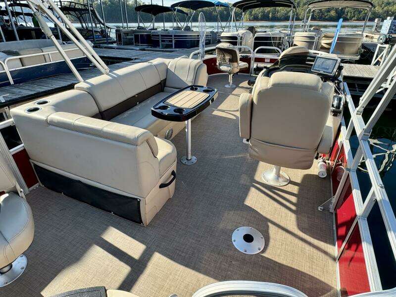 21ft Sun Tracker Yacht For Sale