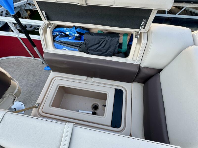 21' 2019 Sun Tracker Fishin' Barge 20DLX