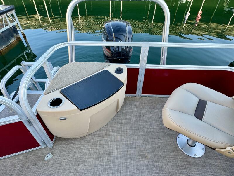 21' 2019 Sun Tracker Fishin' Barge 20DLX