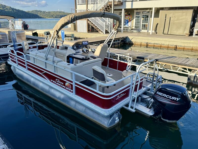 21' 2019 Sun Tracker Fishin' Barge 20DLX