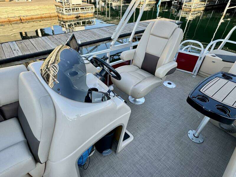 21ft Sun Tracker Yacht For Sale