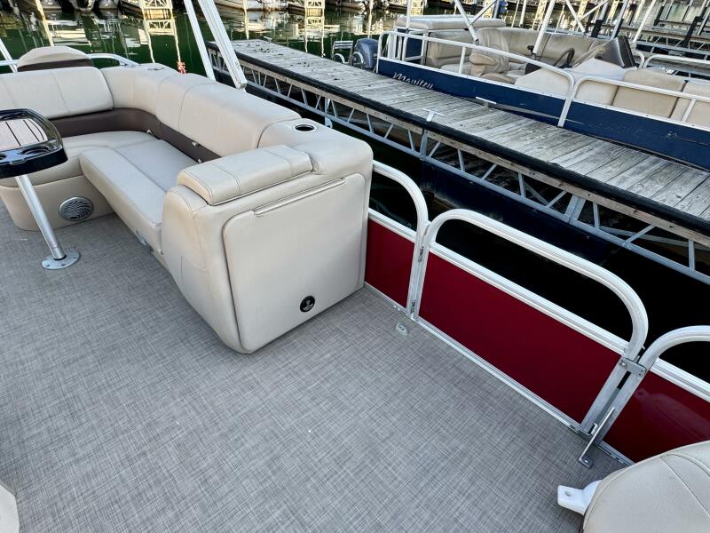 21' 2019 Sun Tracker Fishin' Barge 20DLX