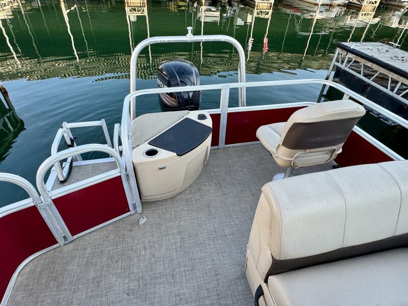 21' 2019 Sun Tracker Fishin' Barge 20DLX