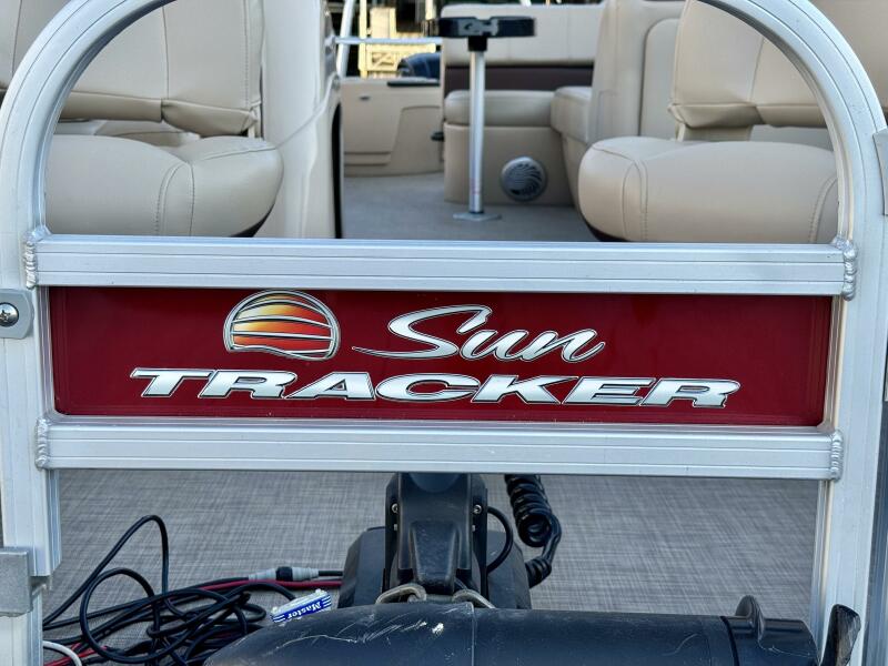 21' 2019 Sun Tracker Fishin' Barge 20DLX