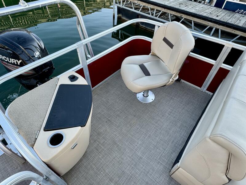 21' 2019 Sun Tracker Fishin' Barge 20DLX