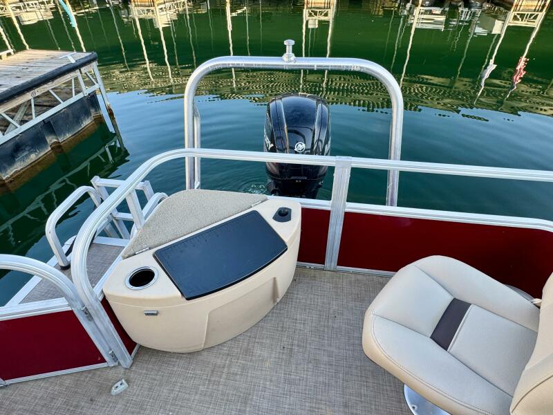 21' 2019 Sun Tracker Fishin' Barge 20DLX