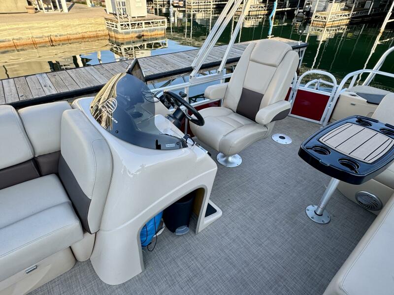 21' 2019 Sun Tracker Fishin' Barge 20DLX