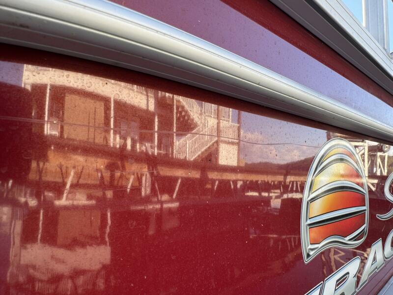 21' 2019 Sun Tracker Fishin' Barge 20DLX