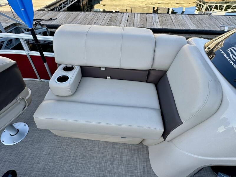 21' 2019 Sun Tracker Fishin' Barge 20DLX