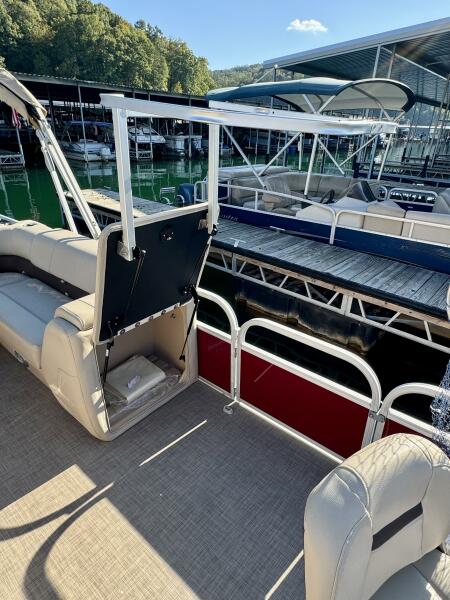 21' 2019 Sun Tracker Fishin' Barge 20DLX