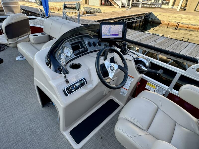 21' 2019 Sun Tracker Fishin' Barge 20DLX