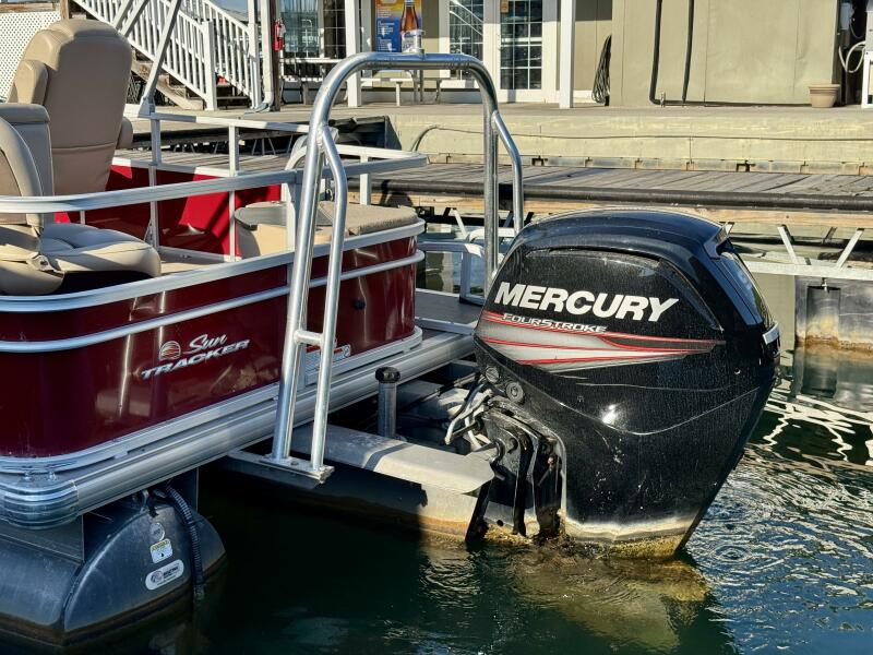 21' 2019 Sun Tracker Fishin' Barge 20DLX