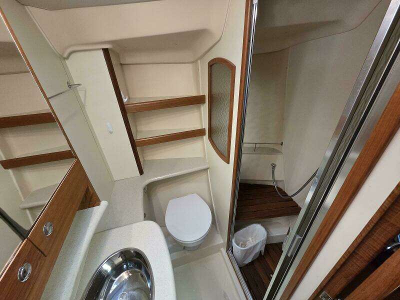 Vee berth head with shower compartment