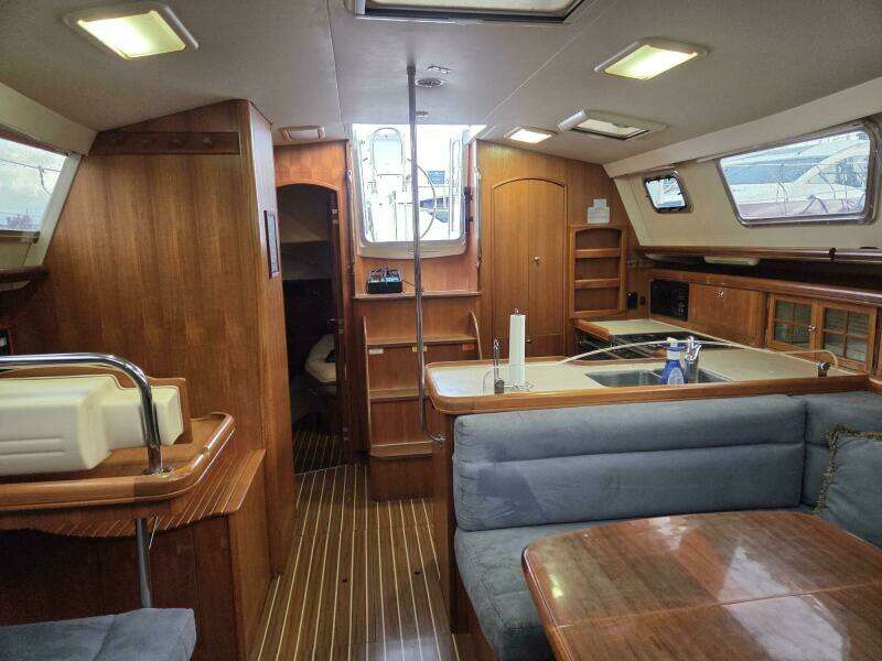 2007 Hunter 44DS interior