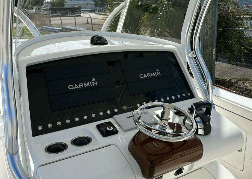 Valhalla 33 LOW KEY - Helm Station