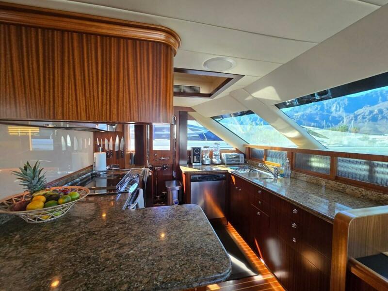 74' 2010 Horizon Enclosed Pilothouse