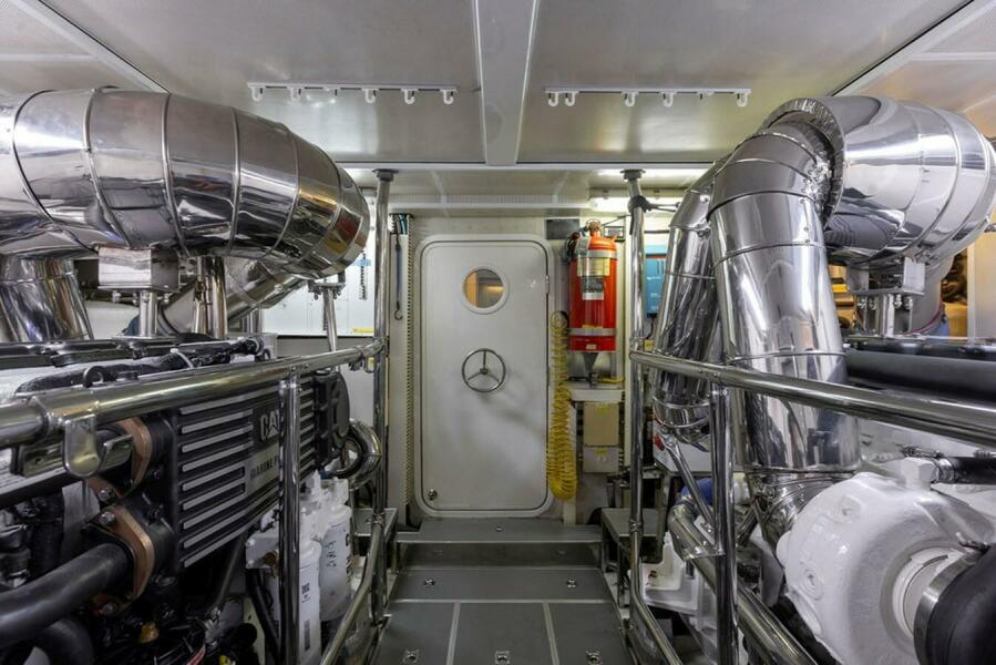 74' 2010 Horizon Enclosed Pilothouse