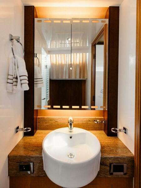 74' 2010 Horizon Enclosed Pilothouse