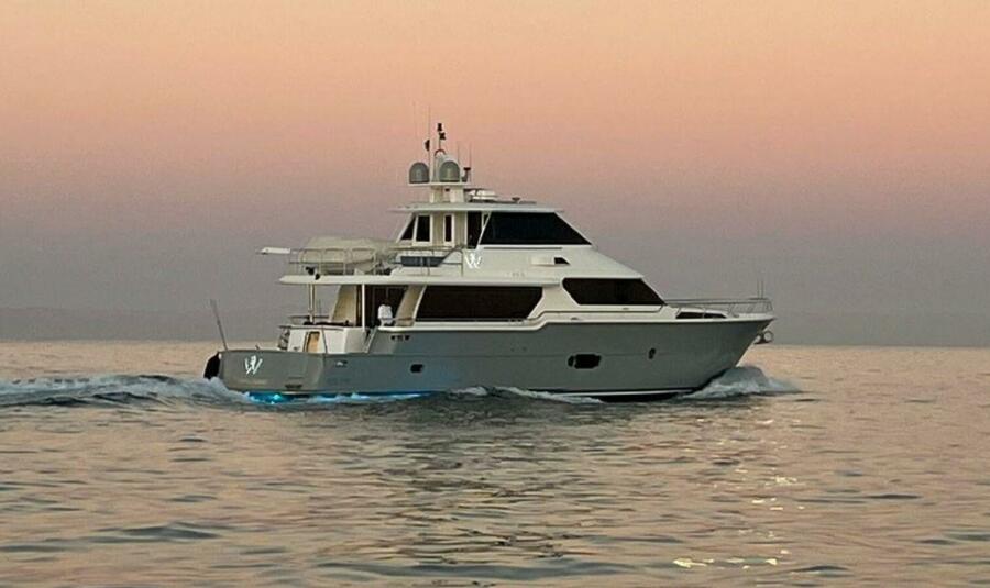 74' 2010 Horizon Enclosed Pilothouse