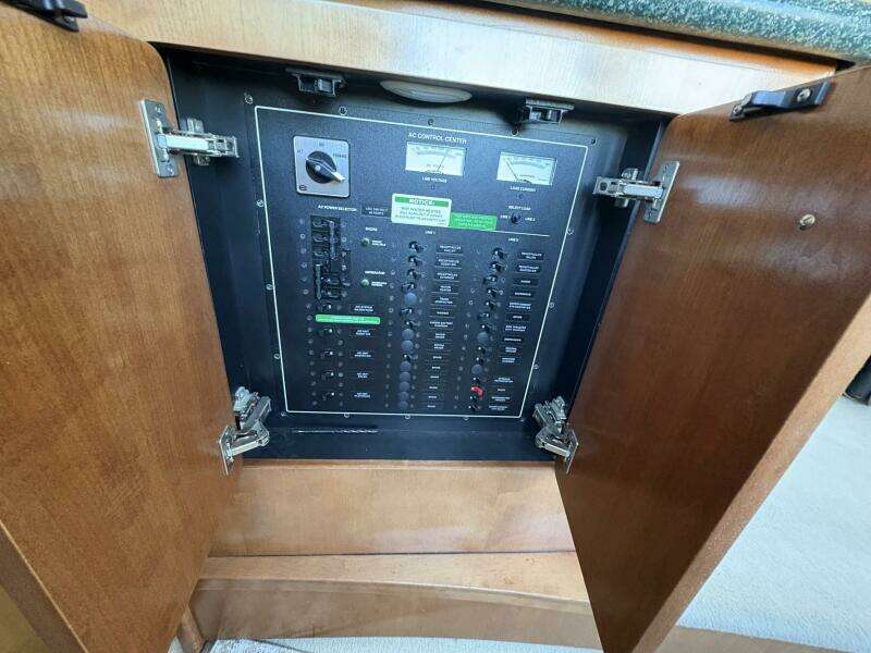 Isla Swintono 53ft Carver Yacht For Sale