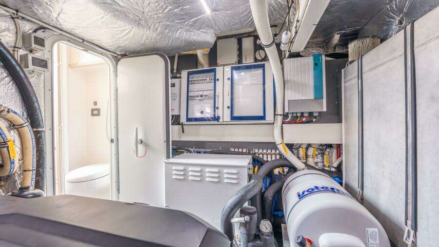 Triangle 58ft Absolute Yacht For Sale