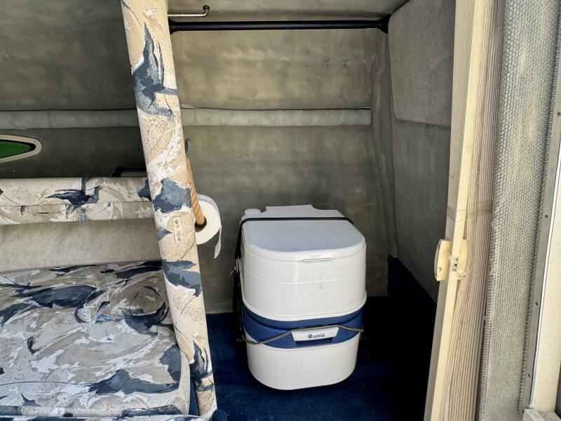 23' 1999 Sea Ray 215 Express Cruiser