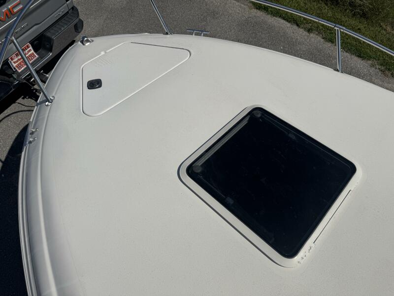 23' 1999 Sea Ray 215 Express Cruiser