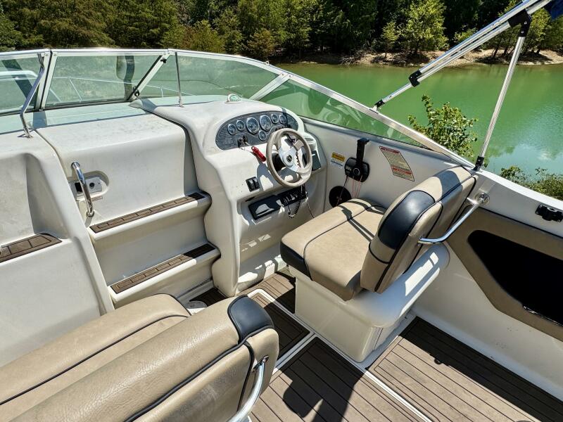 23' 1999 Sea Ray 215 Express Cruiser