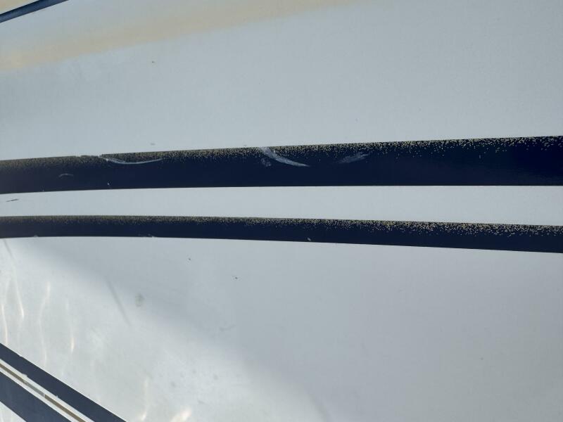 23' 1999 Sea Ray 215 Express Cruiser