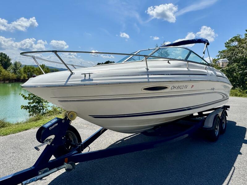 23' 1999 Sea Ray 215 Express Cruiser
