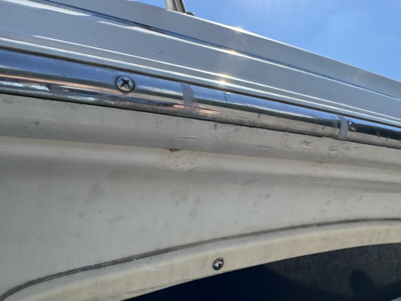 23' 1999 Sea Ray 215 Express Cruiser