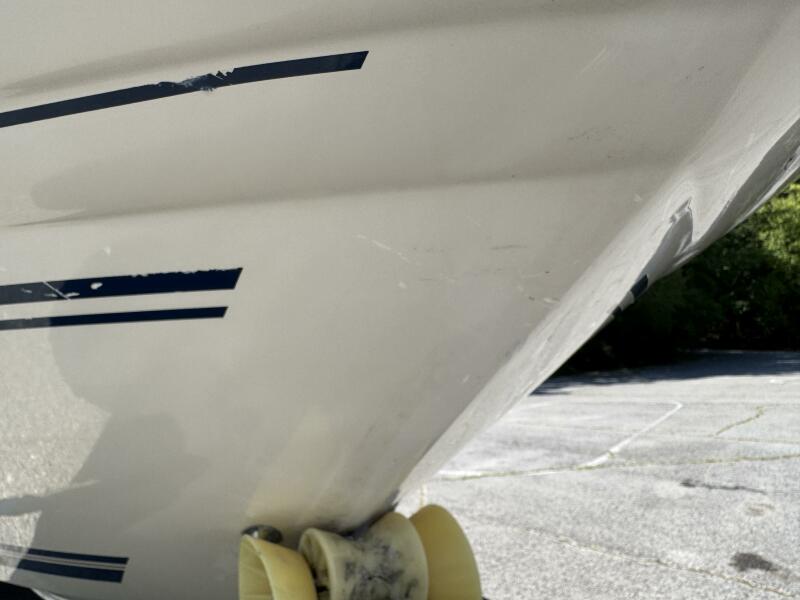 23' 1999 Sea Ray 215 Express Cruiser