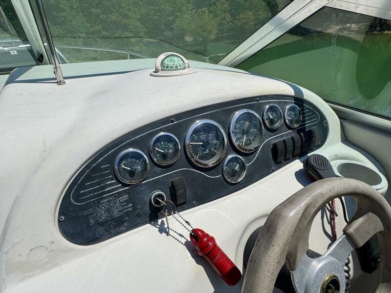 23' 1999 Sea Ray 215 Express Cruiser